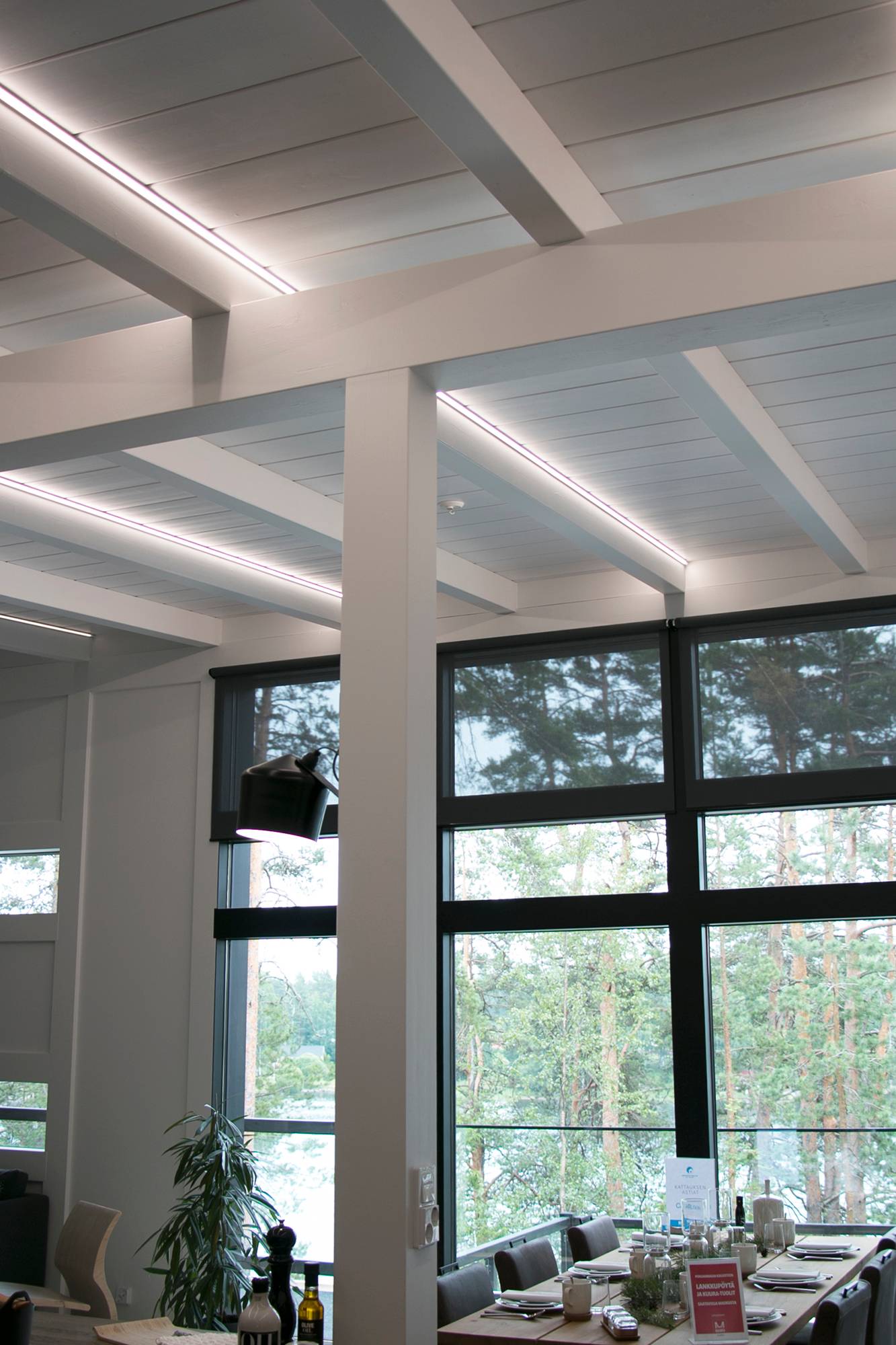 Tiras de LED montadas en perfiles angulares para resaltar las vigas. Ledstore.fi